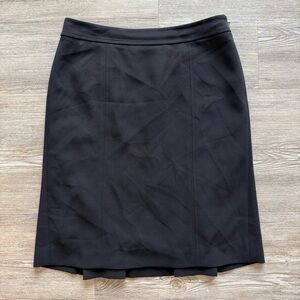 Ann Taylor Black Knee-Length Skirt Size 6 Elegant Pleat Back Classic Fit